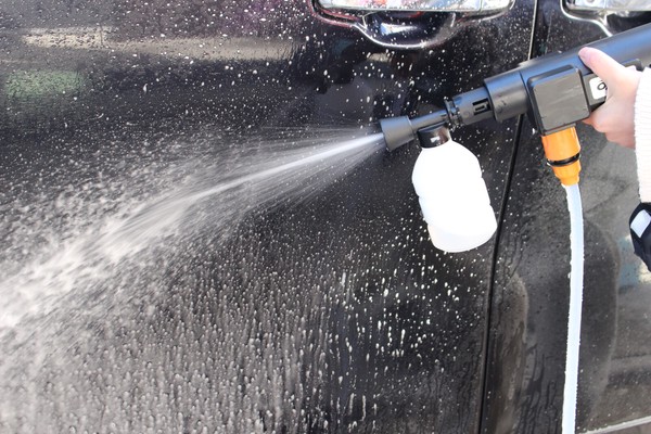 コンパクトなサイズで女性でも使いやすい【充電式モバイル高圧洗浄機 MW-MHC66】