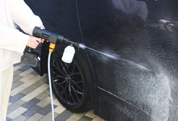 コンパクトなサイズで女性でも使いやすい【充電式モバイル高圧洗浄機 MW-MHC66】