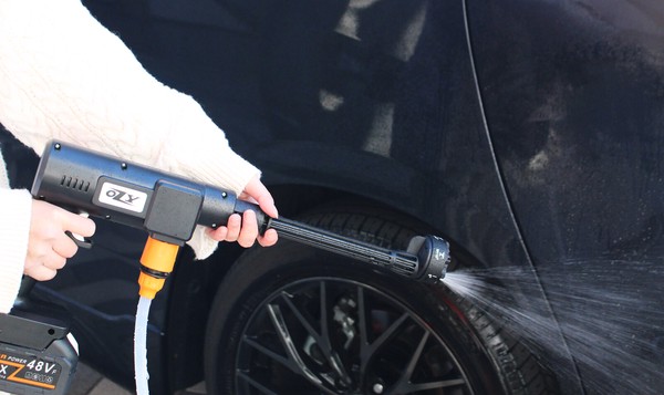 コンパクトなサイズで女性でも使いやすい【充電式モバイル高圧洗浄機 MW-MHC66】