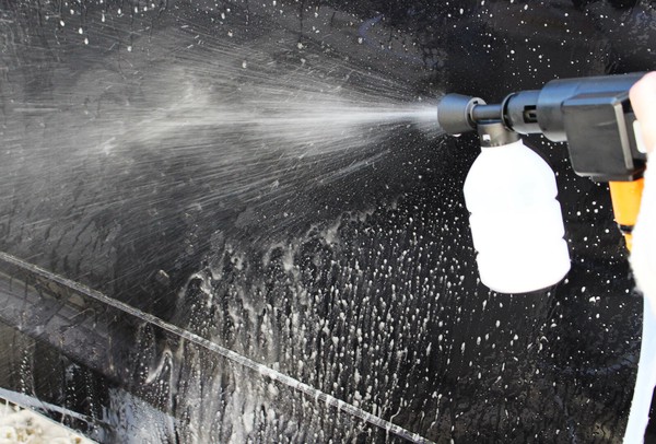 コンパクトなサイズで女性でも使いやすい【充電式モバイル高圧洗浄機 MW-MHC66】