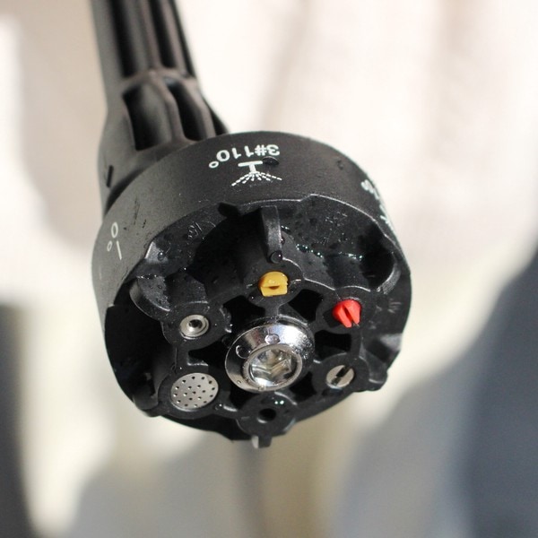 コンパクトなサイズで女性でも使いやすい【充電式モバイル高圧洗浄機 MW-MHC66】