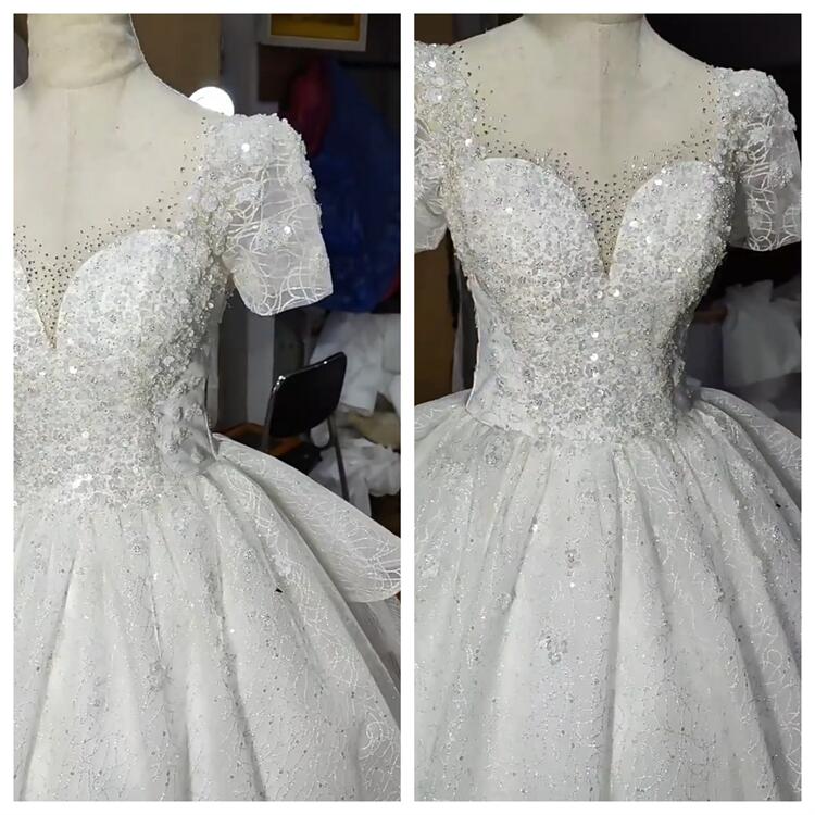 ホワイト ウェディングドレスウェディングドレス 半袖花がら Aライン 編み上げタイプ 撮影 披露宴 ホワイト ウェディングドレスウェディングドレス 半袖花がら Aライン 編み上げタイプ 撮影 披露宴