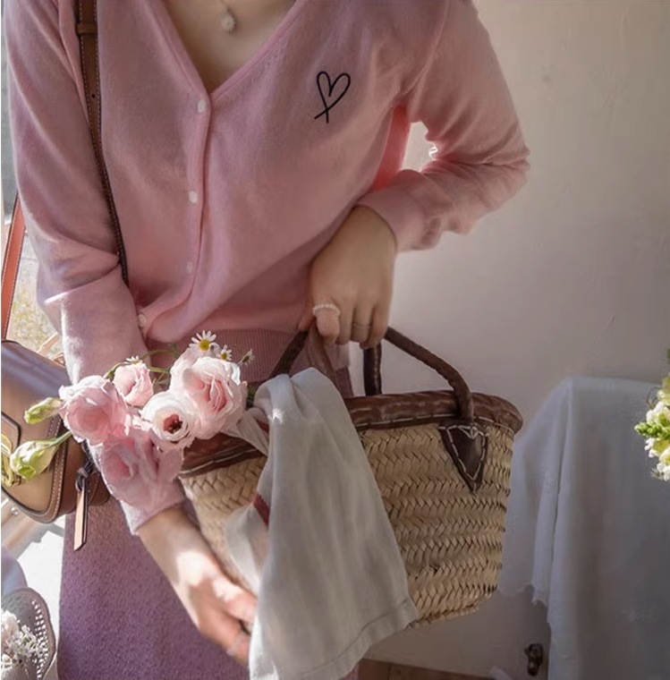 カレッジ風カーディガン ワンポイント入りニットセーター ４色展開 レディース セーター カーディガン 上着 ショート 長袖 萌袖 Vネック ストレート Iライン 刺繍 前開き ニット かわいい