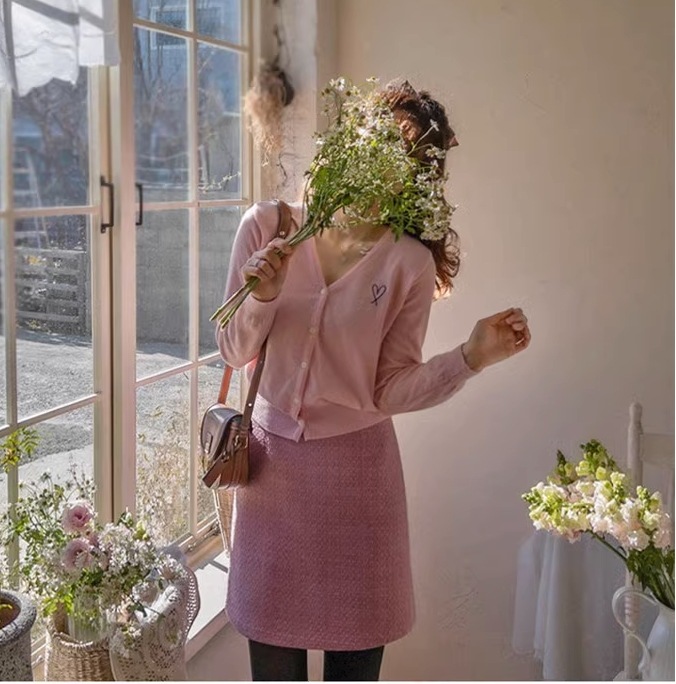 カレッジ風カーディガン ワンポイント入りニットセーター ４色展開 レディース セーター カーディガン 上着 ショート 長袖 萌袖 Vネック ストレート Iライン 刺繍 前開き ニット かわいい