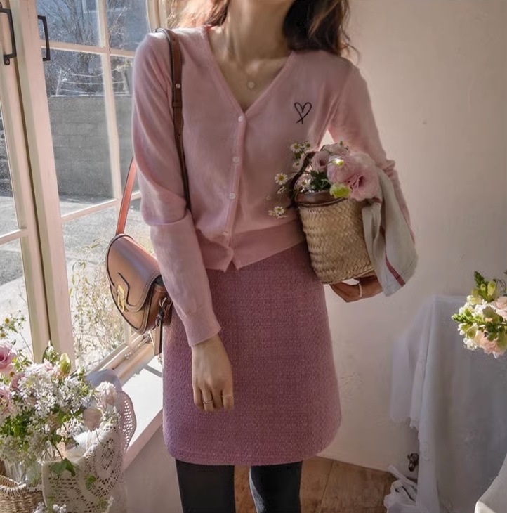 カレッジ風カーディガン ワンポイント入りニットセーター ４色展開 レディース セーター カーディガン 上着 ショート 長袖 萌袖 Vネック ストレート Iライン 刺繍 前開き ニット かわいい