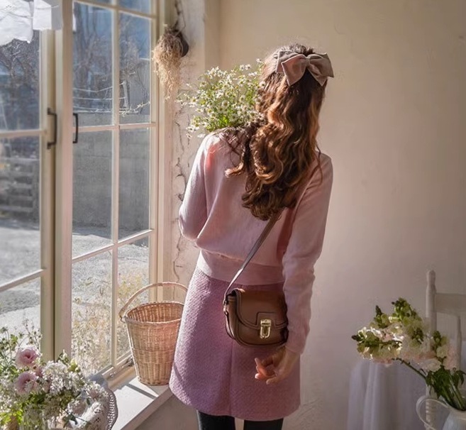 カレッジ風カーディガン ワンポイント入りニットセーター ４色展開 レディース セーター カーディガン 上着 ショート 長袖 萌袖 Vネック ストレート Iライン 刺繍 前開き ニット かわいい