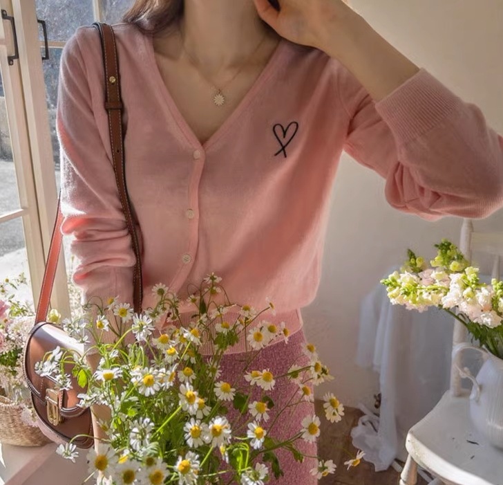 カレッジ風カーディガン ワンポイント入りニットセーター ４色展開 レディース セーター カーディガン 上着 ショート 長袖 萌袖 Vネック ストレート Iライン 刺繍 前開き ニット かわいい