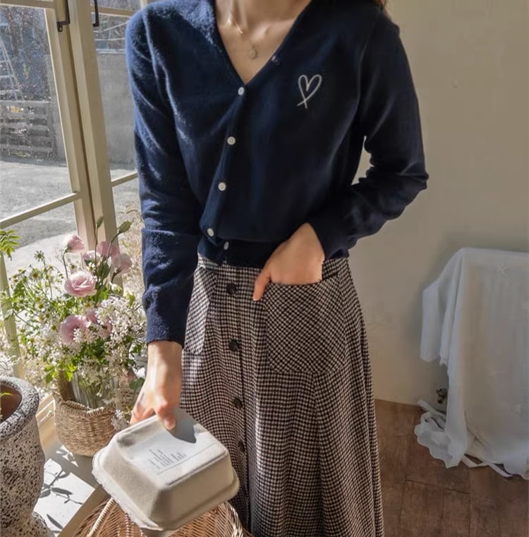 カレッジ風カーディガン ワンポイント入りニットセーター ４色展開 レディース セーター カーディガン 上着 ショート 長袖 萌袖 Vネック ストレート Iライン 刺繍 前開き ニット かわいい