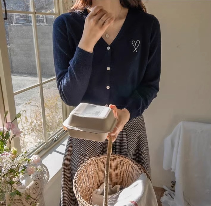 カレッジ風カーディガン ワンポイント入りニットセーター ４色展開 レディース セーター カーディガン 上着 ショート 長袖 萌袖 Vネック ストレート Iライン 刺繍 前開き ニット かわいい