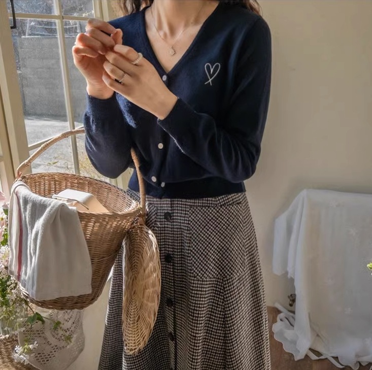 カレッジ風カーディガン ワンポイント入りニットセーター ４色展開 レディース セーター カーディガン 上着 ショート 長袖 萌袖 Vネック ストレート Iライン 刺繍 前開き ニット かわいい