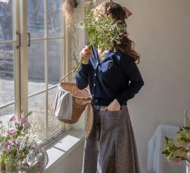 カレッジ風カーディガン ワンポイント入りニットセーター ４色展開 レディース セーター カーディガン 上着 ショート 長袖 萌袖 Vネック ストレート Iライン 刺繍 前開き ニット かわいい