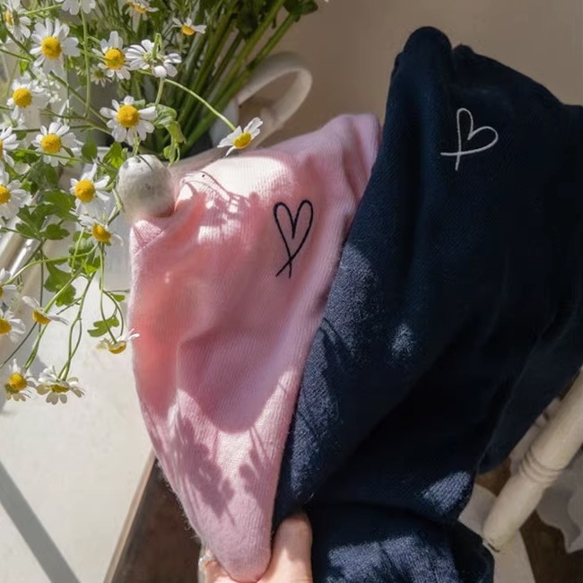 カレッジ風カーディガン ワンポイント入りニットセーター ４色展開 レディース セーター カーディガン 上着 ショート 長袖 萌袖 Vネック ストレート Iライン 刺繍 前開き ニット かわいい