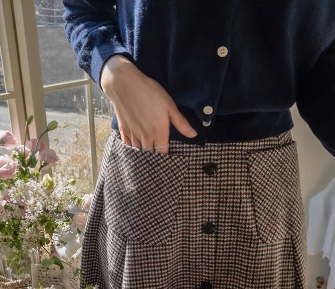 カレッジ風カーディガン ワンポイント入りニットセーター ４色展開 レディース セーター カーディガン 上着 ショート 長袖 萌袖 Vネック ストレート Iライン 刺繍 前開き ニット かわいい