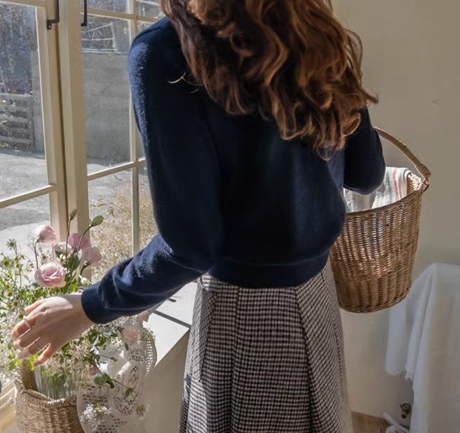 カレッジ風カーディガン ワンポイント入りニットセーター ４色展開 レディース セーター カーディガン 上着 ショート 長袖 萌袖 Vネック ストレート Iライン 刺繍 前開き ニット かわいい