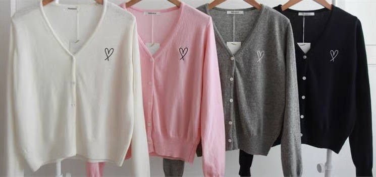 カレッジ風カーディガン ワンポイント入りニットセーター ４色展開 レディース セーター カーディガン 上着 ショート 長袖 萌袖 Vネック ストレート Iライン 刺繍 前開き ニット かわいい