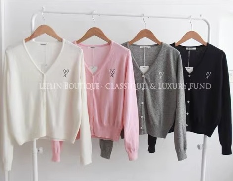 カレッジ風カーディガン ワンポイント入りニットセーター ４色展開 レディース セーター カーディガン 上着 ショート 長袖 萌袖 Vネック ストレート Iライン 刺繍 前開き ニット かわいい