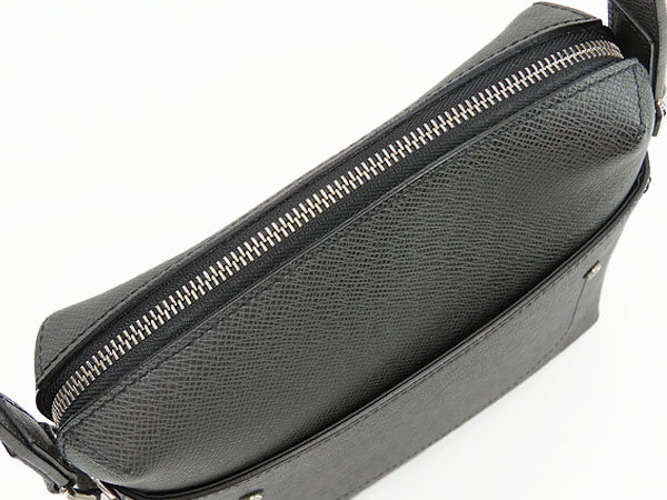 Qoo10] Louis Vuitton ほぼ新品ルイヴィトンタイガポシェットグリ