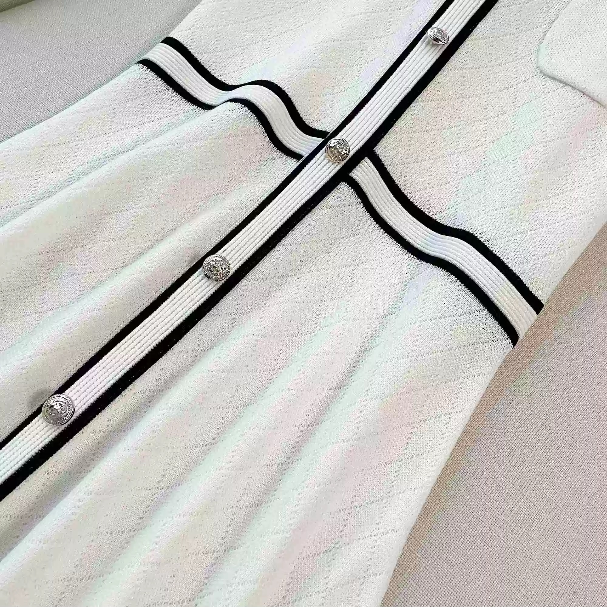 レディース ワンピース ニット サマーニット ニットワンピ 膝丈 ミドル丈 半袖 ラウンドネック Aライン フェミニン ハイウエスト ボタン バイカラー 配色 大人可愛い きれいめ シンプル 上品 レディース ワンピース ニット サマーニット ニットワンピ 膝丈 ミドル丈 半袖 ラウンドネック Aライン フェミニン ハイウエスト ボタン バイカラー 配色 大人可愛い きれいめ シンプル 上品