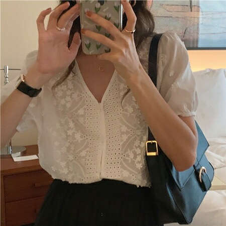 ブラウス シャツ 韓国 ファッション レディース 春 夏 カジュアル コーデ シンプル 定番 セレカジ 20代 30代 40代 2025 立体フラワー パンチングレース フェミニン