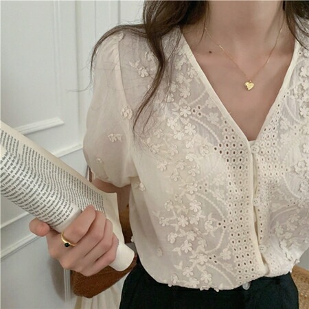 ブラウス シャツ 韓国 ファッション レディース 春 夏 カジュアル コーデ シンプル 定番 セレカジ 20代 30代 40代 2025 立体フラワー パンチングレース フェミニン