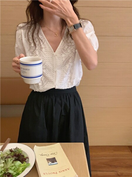 ブラウス シャツ 韓国 ファッション レディース 春 夏 カジュアル コーデ シンプル 定番 セレカジ 20代 30代 40代 2025 立体フラワー パンチングレース フェミニン