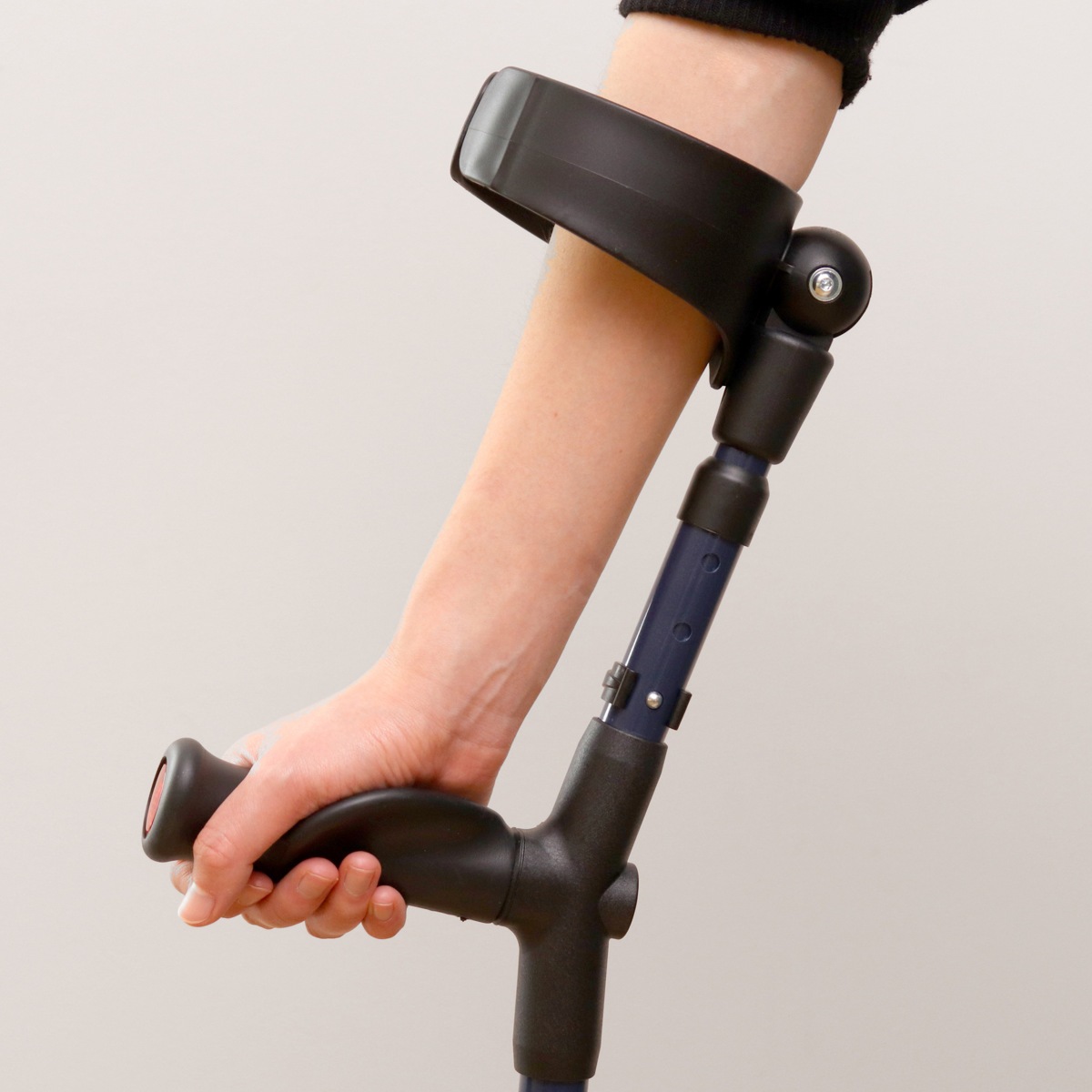 杖 前腕部支持型杖 オールニーズクラッチ O型 右手用 クラッチ杖 つえ ステッキ 右利き 伸縮 松葉杖 クローズドカフ 長さ調節 軽量 介護 歩行補助 介護用品 13段階調節 歩行 補助 杖 前腕部支持型杖 オールニーズクラッチ O型 右手用 クラッチ杖 つえ ステッキ 右利き 伸縮 松葉杖 クローズドカフ 長さ調節 軽量 介護 歩行補助 介護用品 13段階調節 歩行 補助