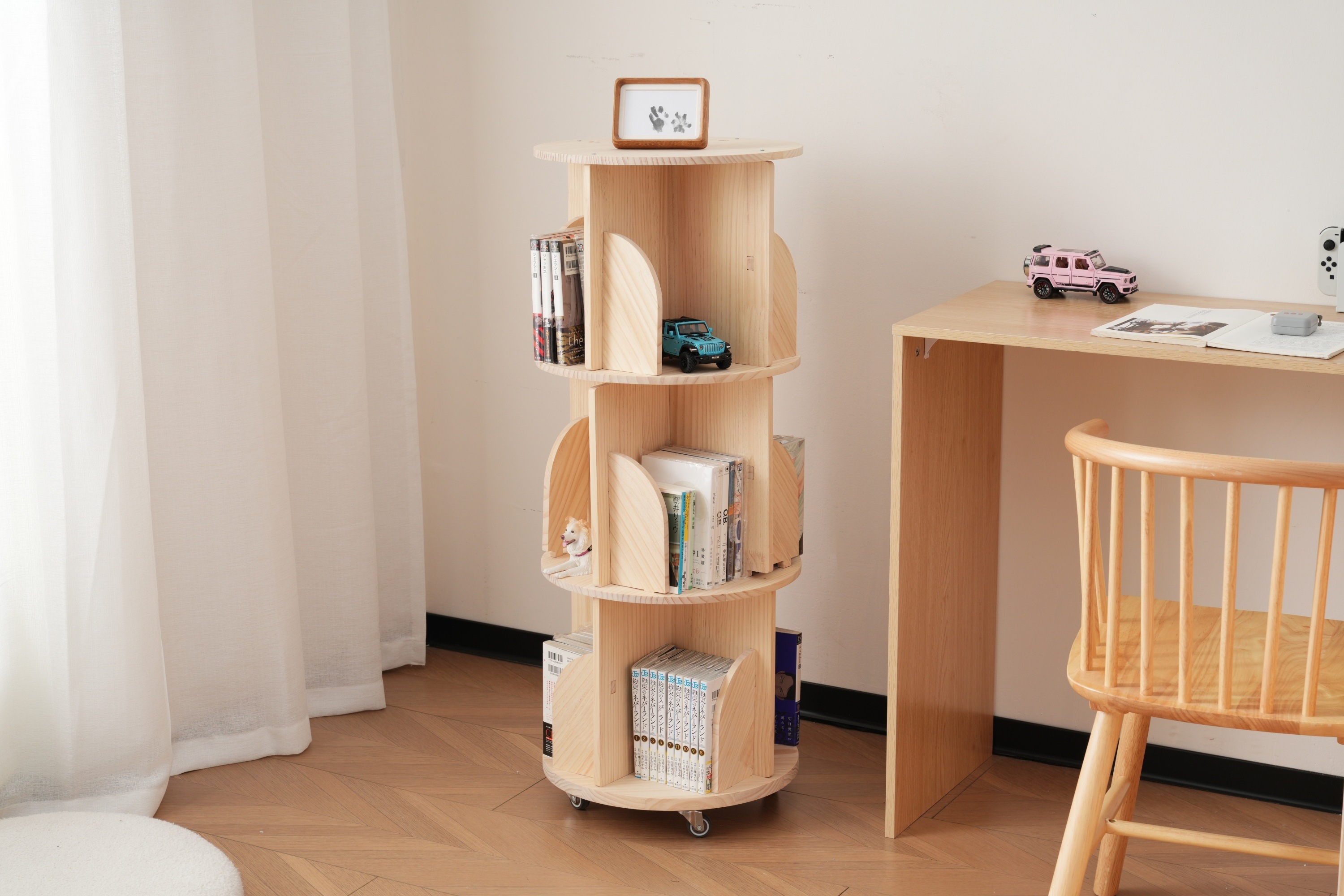 【国内発送,送.料無料】A27【4段-キャスター式】無垢材 回転式本棚 キャスター付き 飾り棚 絵本棚 360回転本棚 コミック収納棚 本棚 大容量 回転ラック 組立簡単 省スペース 収納ラック 2段 【国内発送,送.料無料】A27【4段-キャスター式】無垢材 回転式本棚 キャスター付き 飾り棚 絵本棚 360回転本棚 コミック収納棚 本棚 大容量 回転ラック 組立簡単 省スペース 収納ラック 2段