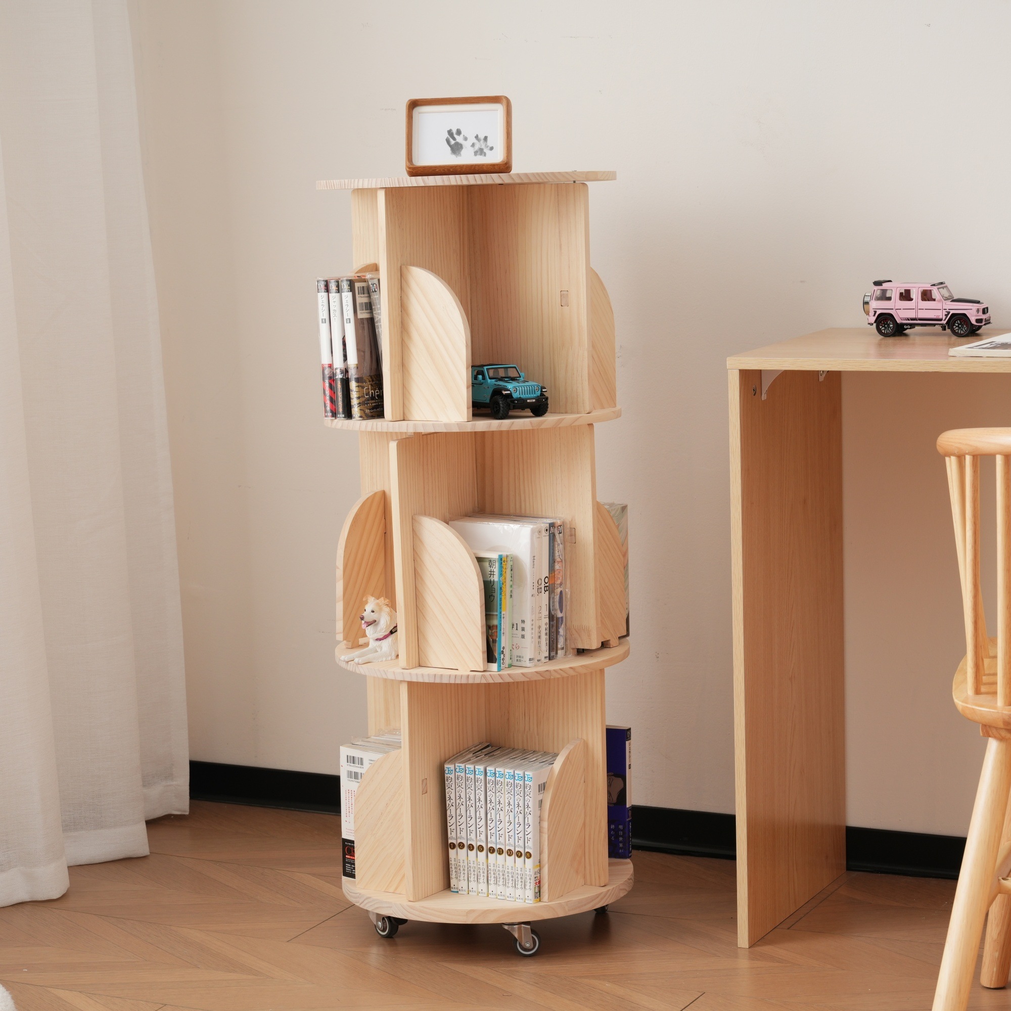 【国内発送,送.料無料】A27【4段-キャスター式】無垢材 回転式本棚 キャスター付き 飾り棚 絵本棚 360回転本棚 コミック収納棚 本棚 大容量 回転ラック 組立簡単 省スペース 収納ラック 2段 【国内発送,送.料無料】A27【4段-キャスター式】無垢材 回転式本棚 キャスター付き 飾り棚 絵本棚 360回転本棚 コミック収納棚 本棚 大容量 回転ラック 組立簡単 省スペース 収納ラック 2段