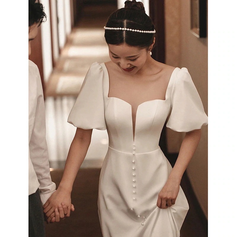フランスのシンプルで軽いウェディングドレス春の新型森系旅行はレトロなサテンの白い泡袖の年会ドレスを撮ります フランスのシンプルで軽いウェディングドレス春の新型森系旅行はレトロなサテンの白い泡袖の年会ドレスを撮ります