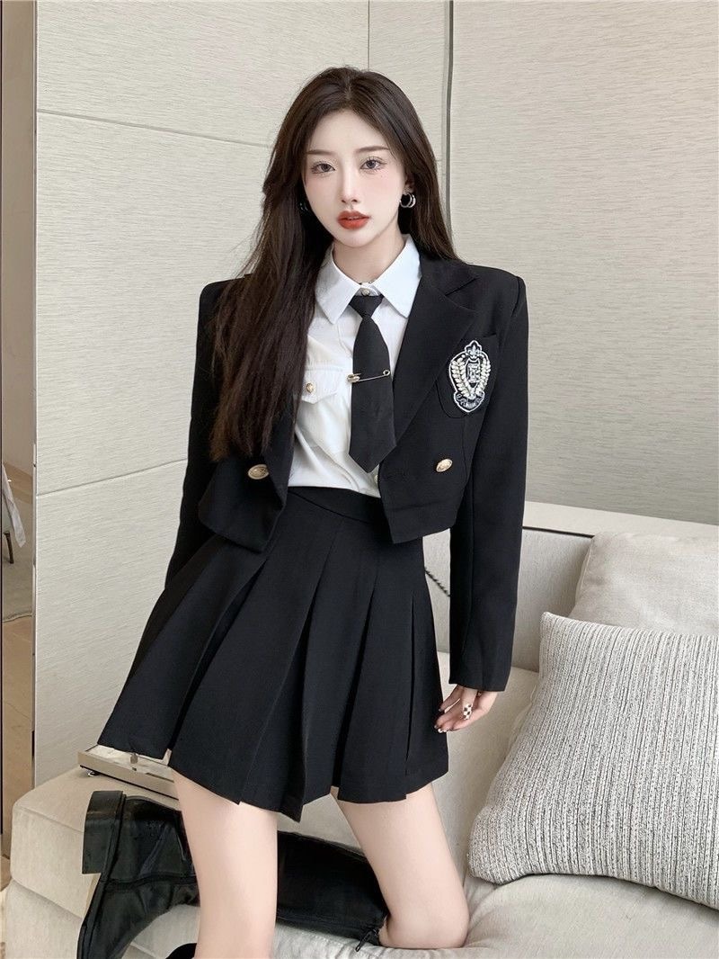 学院風の小さい背広JKスーツの気質韓版バッジの背広白シャツの高い腰のプリーツスカート制服の3点セットです 学院風の小さい背広JKスーツの気質韓版バッジの背広白シャツの高い腰のプリーツスカート制服の3点セットです