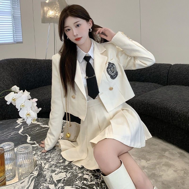 学院風の小さい背広JKスーツの気質韓版バッジの背広白シャツの高い腰のプリーツスカート制服の3点セットです 学院風の小さい背広JKスーツの気質韓版バッジの背広白シャツの高い腰のプリーツスカート制服の3点セットです