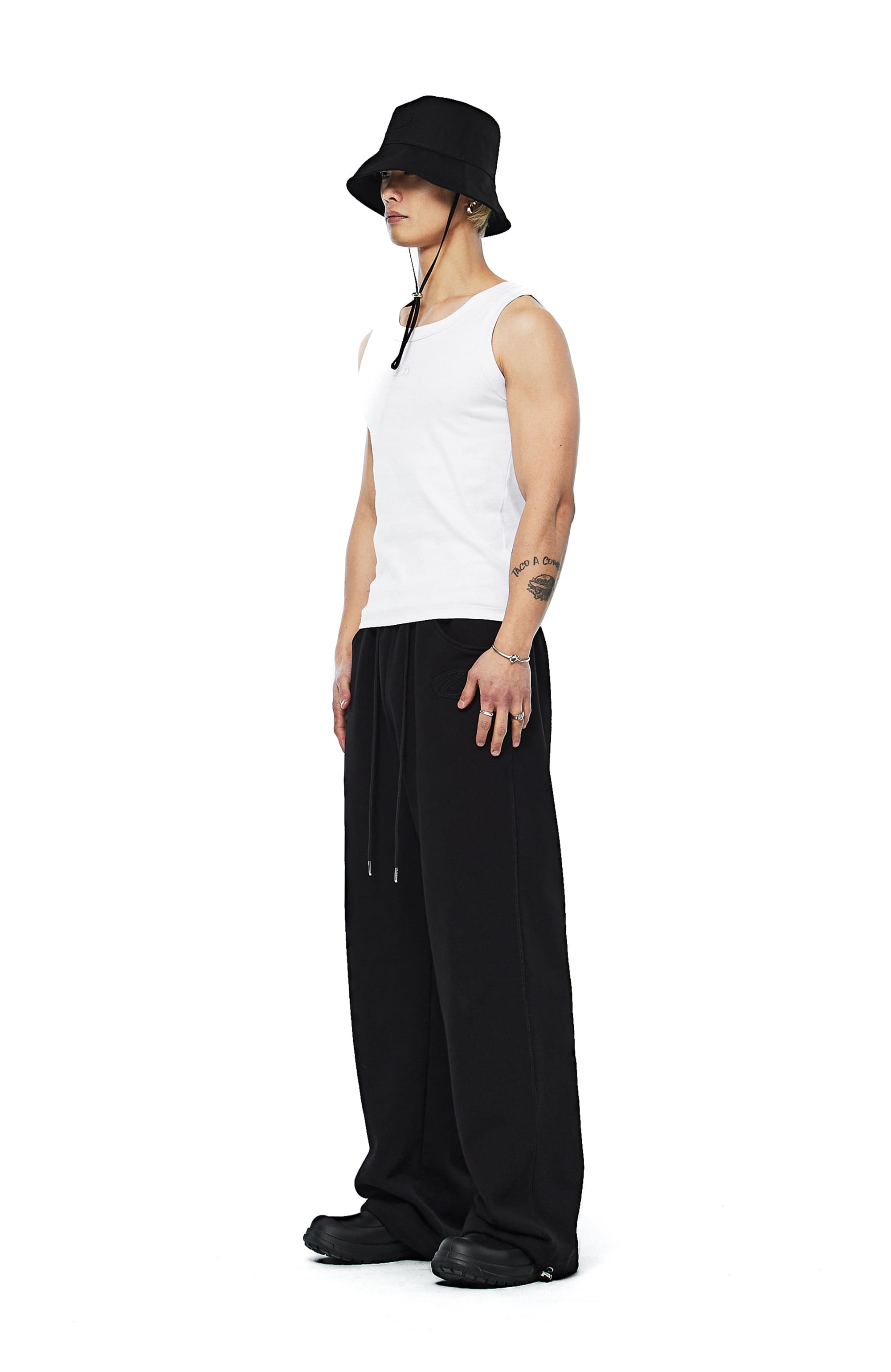 [MORE THAN BLACK] CUT OFF SLEEVELESS