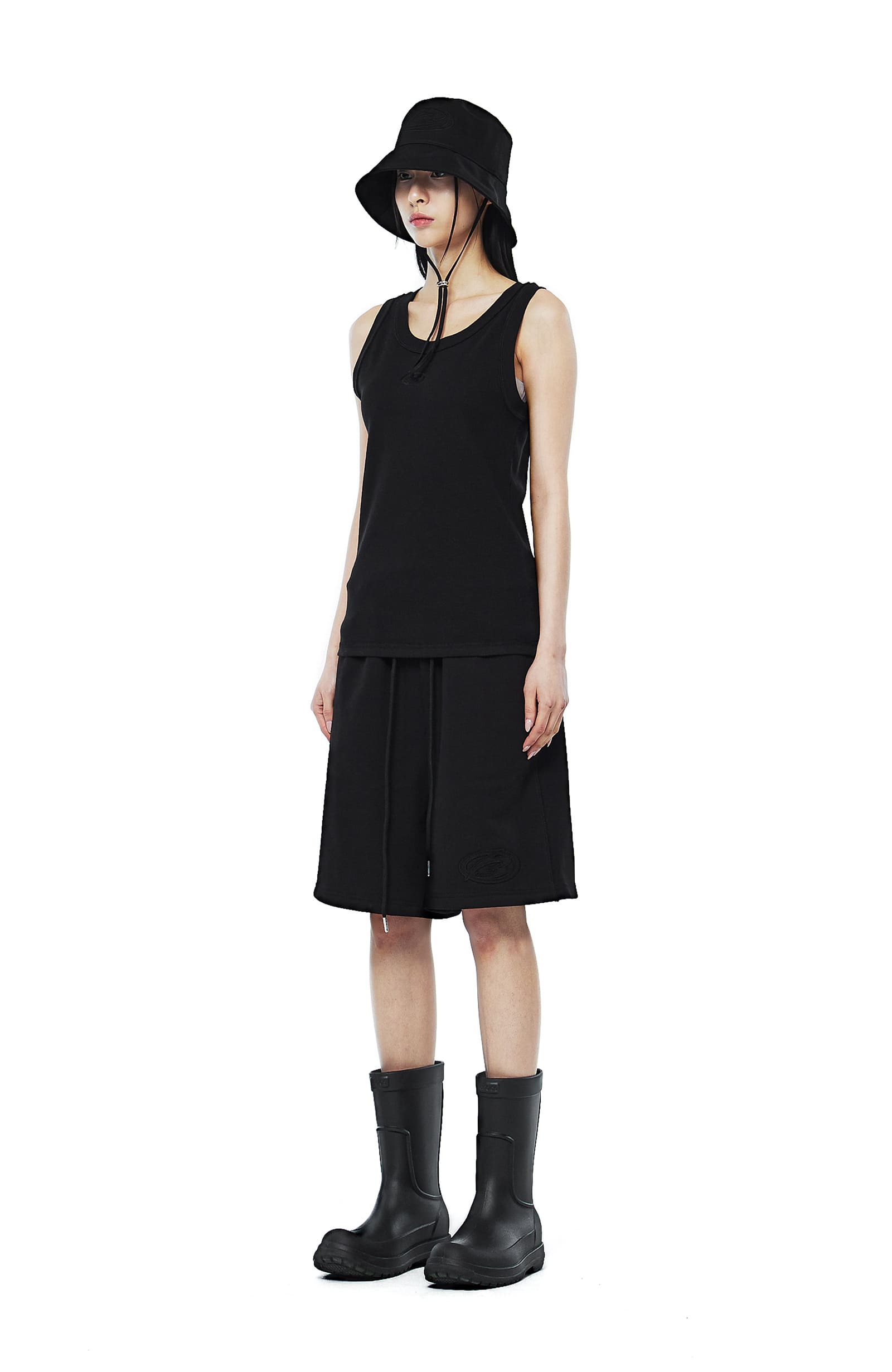 [MORE THAN BLACK] CUT OFF SLEEVELESS