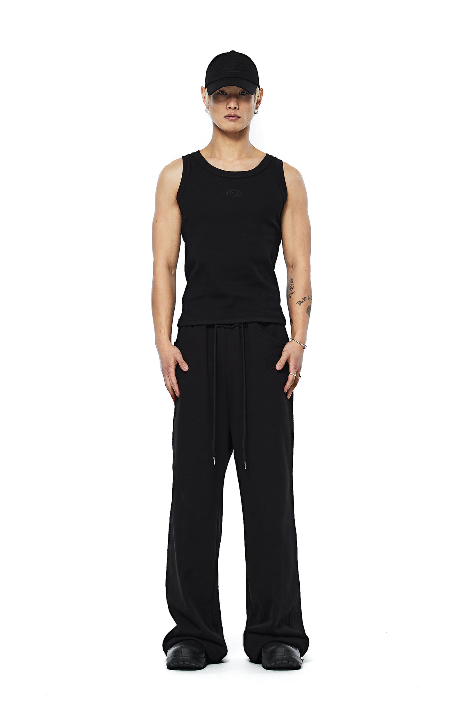 [MORE THAN BLACK] CUT OFF SLEEVELESS
