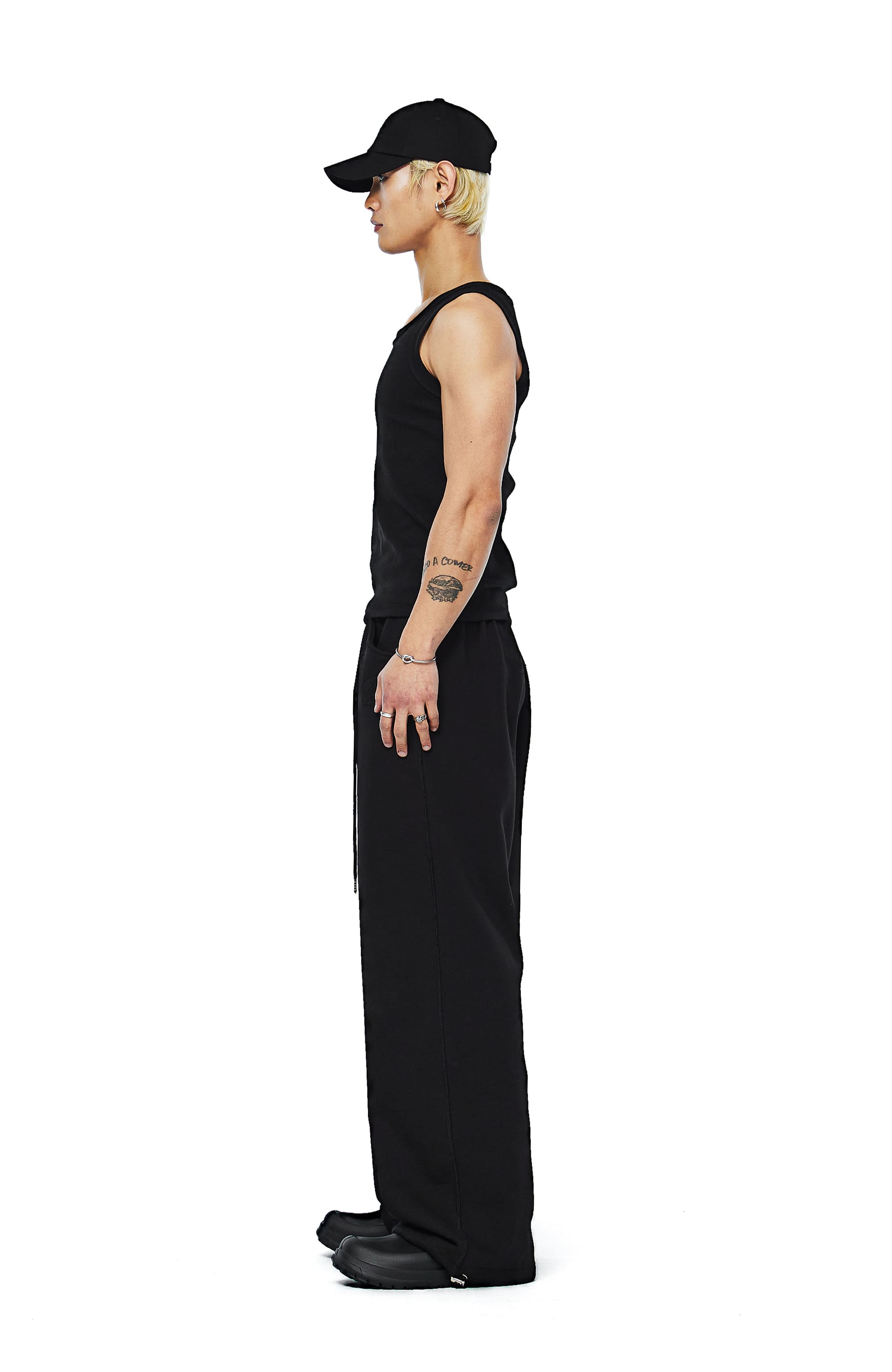 [MORE THAN BLACK] CUT OFF SLEEVELESS