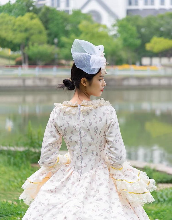 大花柄ドレス オペラ声 中世貴族風豪華お姫様ドレス カラードレス カラードレス 舞台服 ステージ衣装 プリンセスライン 演劇 ドレス 宮廷服ドレス Qoo10] 大人気 上品 ミモレ丈 シャンペン色 花