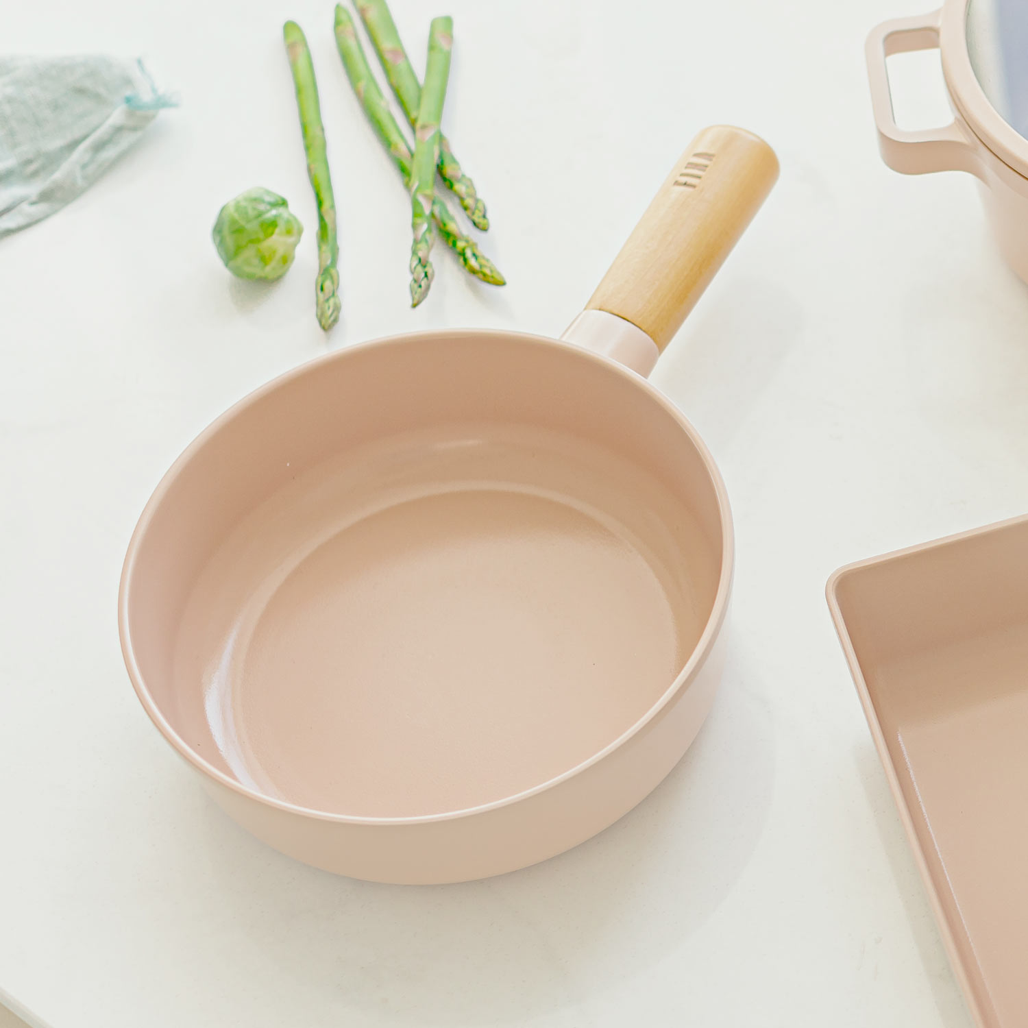 【FIKA公式店】FIKA ピーチピンク フライパン 18cm セラミック くっつかない 木製ハンドル IH 対応 ガス コンロ 対応 韓国ブランド アルミ おしゃれ 可愛い 綺麗 北欧 デザイン ピ 【FIKA公式店】FIKA ピーチピンク フライパン 18cm セラミック くっつかない 木製ハンドル IH 対応 ガス コンロ 対応 韓国ブランド アルミ おしゃれ 可愛い 綺麗 北欧 デザイン ピ