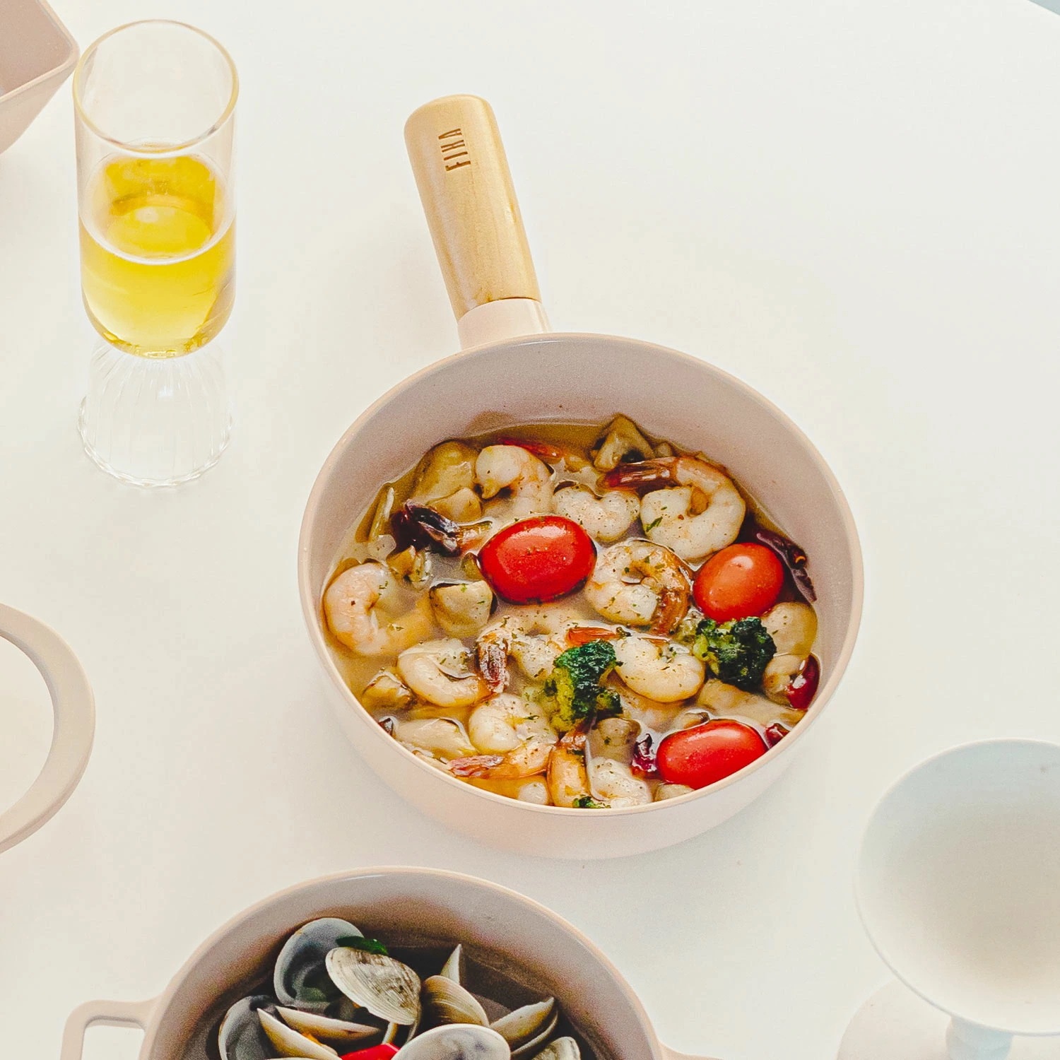 【FIKA公式店】FIKA ピーチピンク フライパン 18cm セラミック くっつかない 木製ハンドル IH 対応 ガス コンロ 対応 韓国ブランド アルミ おしゃれ 可愛い 綺麗 北欧 デザイン ピ 【FIKA公式店】FIKA ピーチピンク フライパン 18cm セラミック くっつかない 木製ハンドル IH 対応 ガス コンロ 対応 韓国ブランド アルミ おしゃれ 可愛い 綺麗 北欧 デザイン ピ