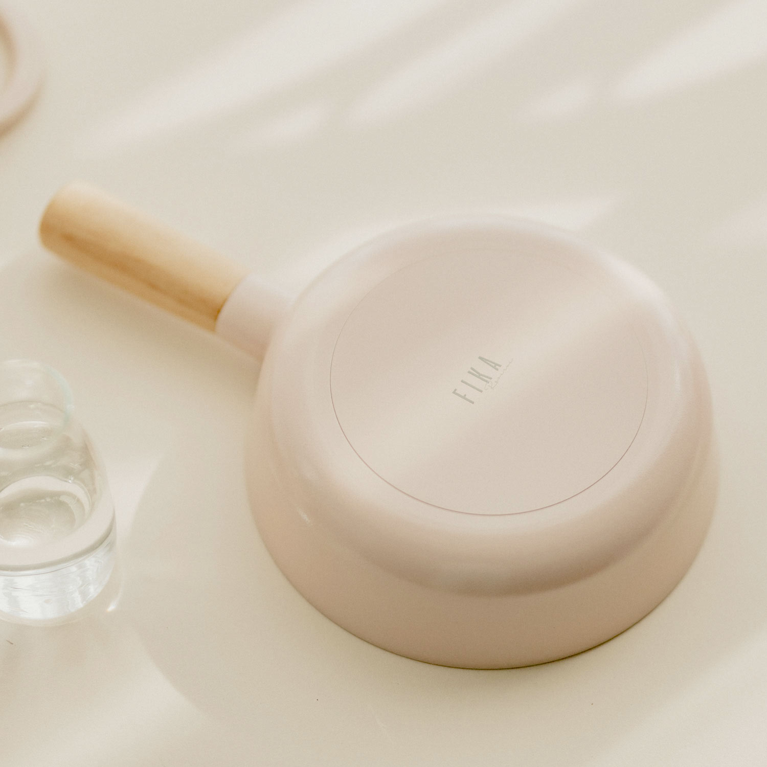 【FIKA公式店】FIKA ピーチピンク フライパン 18cm セラミック くっつかない 木製ハンドル IH 対応 ガス コンロ 対応 韓国ブランド アルミ おしゃれ 可愛い 綺麗 北欧 デザイン ピ 【FIKA公式店】FIKA ピーチピンク フライパン 18cm セラミック くっつかない 木製ハンドル IH 対応 ガス コンロ 対応 韓国ブランド アルミ おしゃれ 可愛い 綺麗 北欧 デザイン ピ