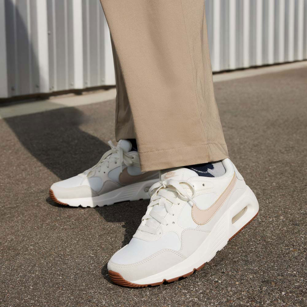 ナイキ CW4554-118-28.0 レディース スニーカー エアマックス SC（セイル/セイル/ガムミディアムブラウン/サンドドリフト・サイズ：28.0cm） CW4554118280