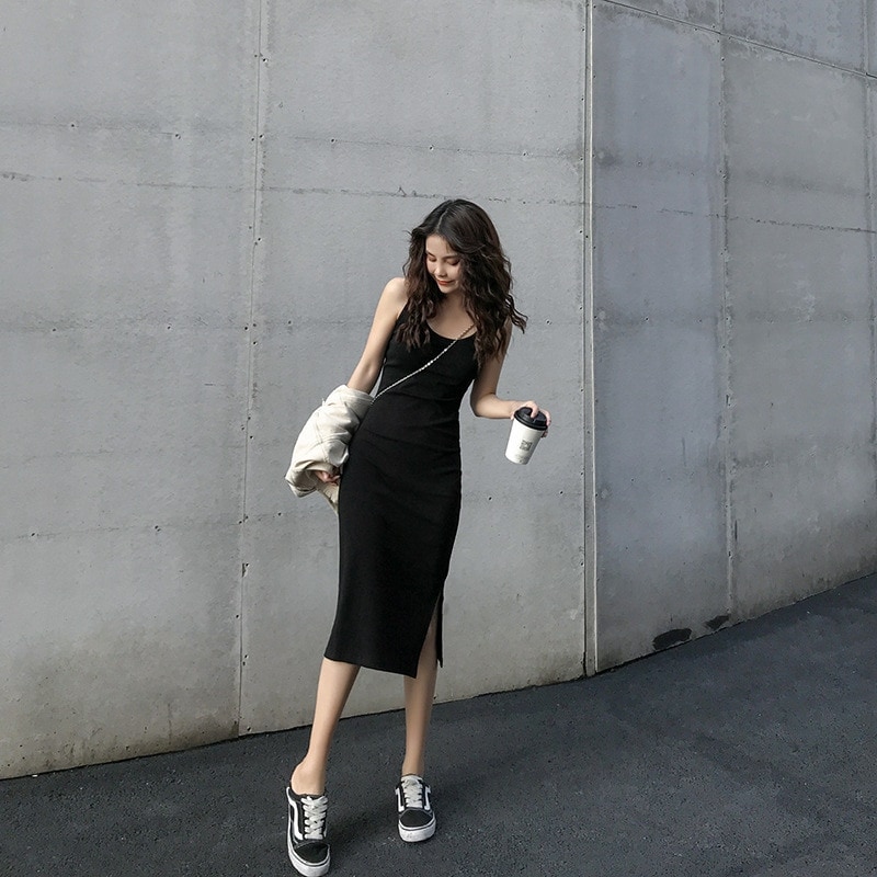 出荷が早いセール キャミソールワンピースの上に夏を着る2025年の新しいモデルの女性のスリットの気質はやせて見えます内の下地のスカート ワンピースフィルムレッド