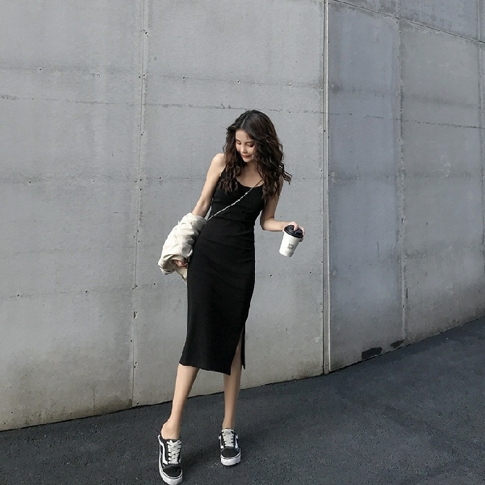 出荷が早いセール キャミソールワンピースの上に夏を着る2025年の新しいモデルの女性のスリットの気質はやせて見えます内の下地のスカート ワンピースフィルムレッド