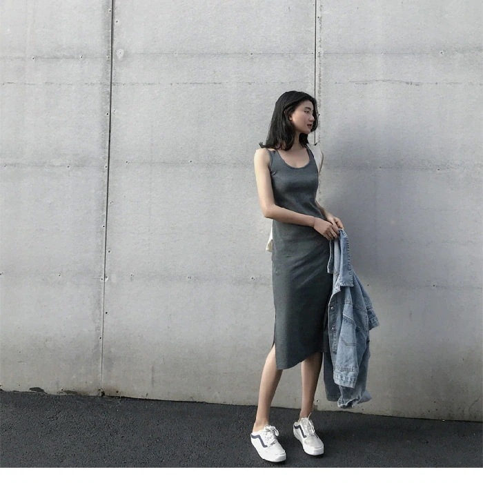 出荷が早いセール キャミソールワンピースの上に夏を着る2025年の新しいモデルの女性のスリットの気質はやせて見えます内の下地のスカート ワンピースフィルムレッド