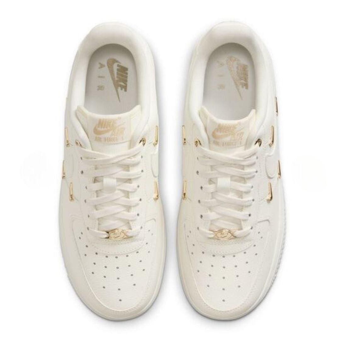 レディース エア フォース 1 LX セイル/セイル-メタリックゴールド FV3654-111 ウィメンズシューズ レディース エア フォース 1 LX セイル/セイル-メタリックゴールド FV3654-111 ウィメンズシューズ