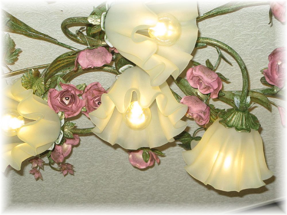 ✨シャンデリア 4灯 可愛いデザイン 薔薇モチーフ LED ライト 新品 薔薇モチーフ LED 4灯 シャンデリア 調光可能 高さ調整可