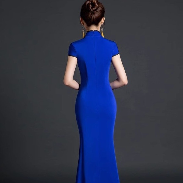 ワンピースドレスドレスバンケットドレステールフロントスリットチョンサム2025秋と冬のチームパフォーマンスユニフォームロング ワンピースドレスドレスバンケットドレステールフロントスリットチョンサム2025秋と冬のチームパフォーマンスユニフォームロング