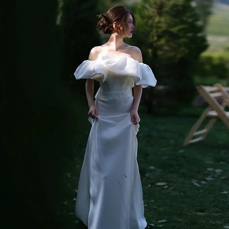 ワンショルダーサテンライトウェディングドレスブライダル旅行写真撮影シンプルテールウェルカムドアベールスーパードレススカート