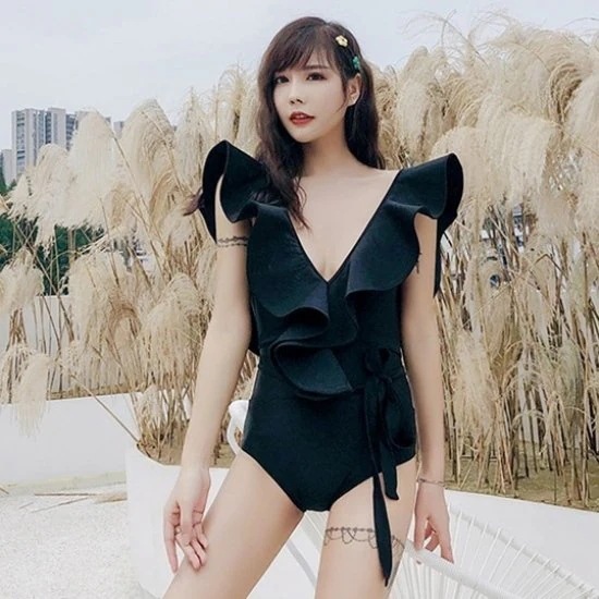 ワンピースビキニ 水着 レディース 黒 白 フリル Vカット ラッフル 体系カバー 大人 夏