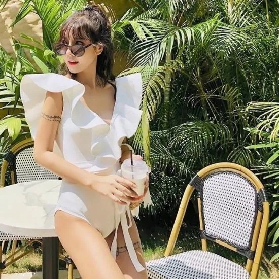 ワンピースビキニ 水着 レディース 黒 白 フリル Vカット ラッフル 体系カバー 大人 夏