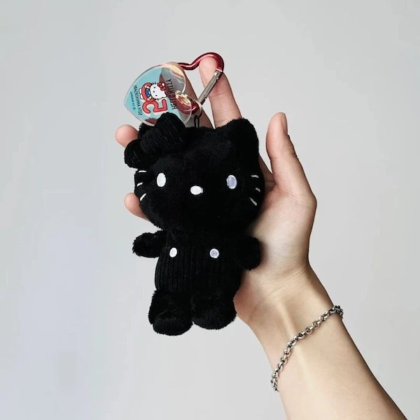 Qoo10] ブラックハローキティストラップ50周年ブ